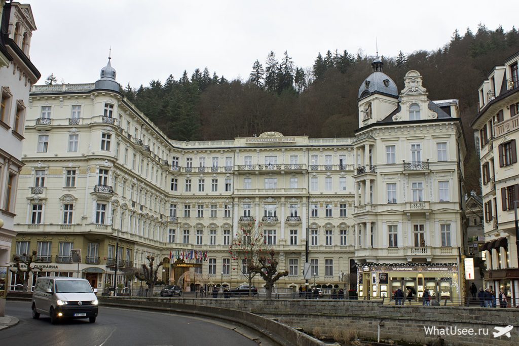 Вид на Grandhotel Pupp днём