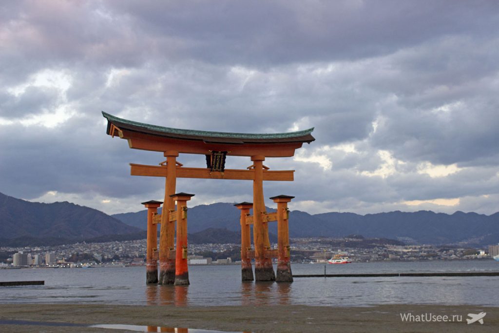 Тории храма Itsukushima Shrine